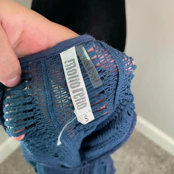 Mono‎ Reno Blue Button Down Tunic Top with Crochet Details - Picture 9 of 9